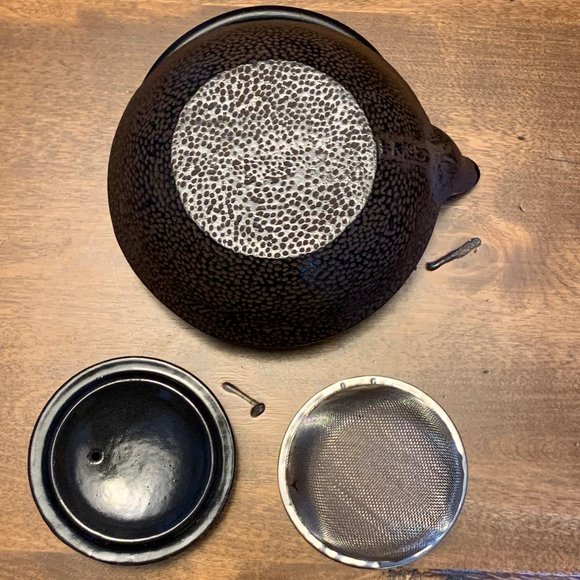 Japanese Tetsukyusu Cast Iron Teapot (鉄急須 iron teapot) - Arare Pattern - Picture 8 of 10